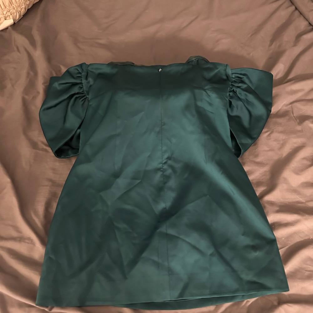 Elegant Green Off-Shoulder Dress - Picture 3 of 4
